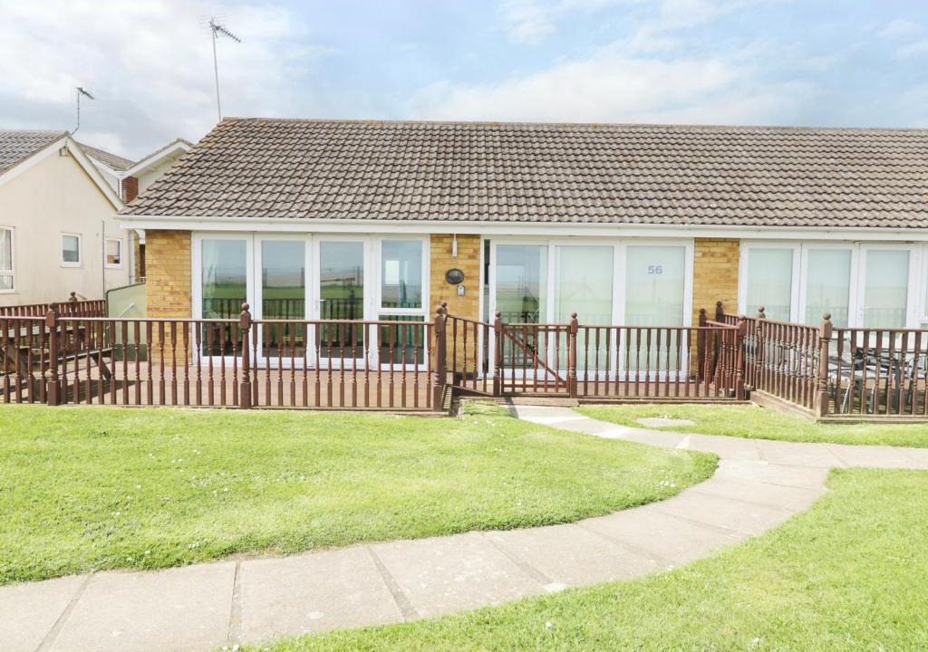 Corton House | 56 Waterside Park