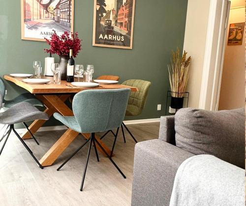 Vesterbro Apartment | 59m2 Aarhus Lejlighed i Gadeplan med Parkering lige udenfor