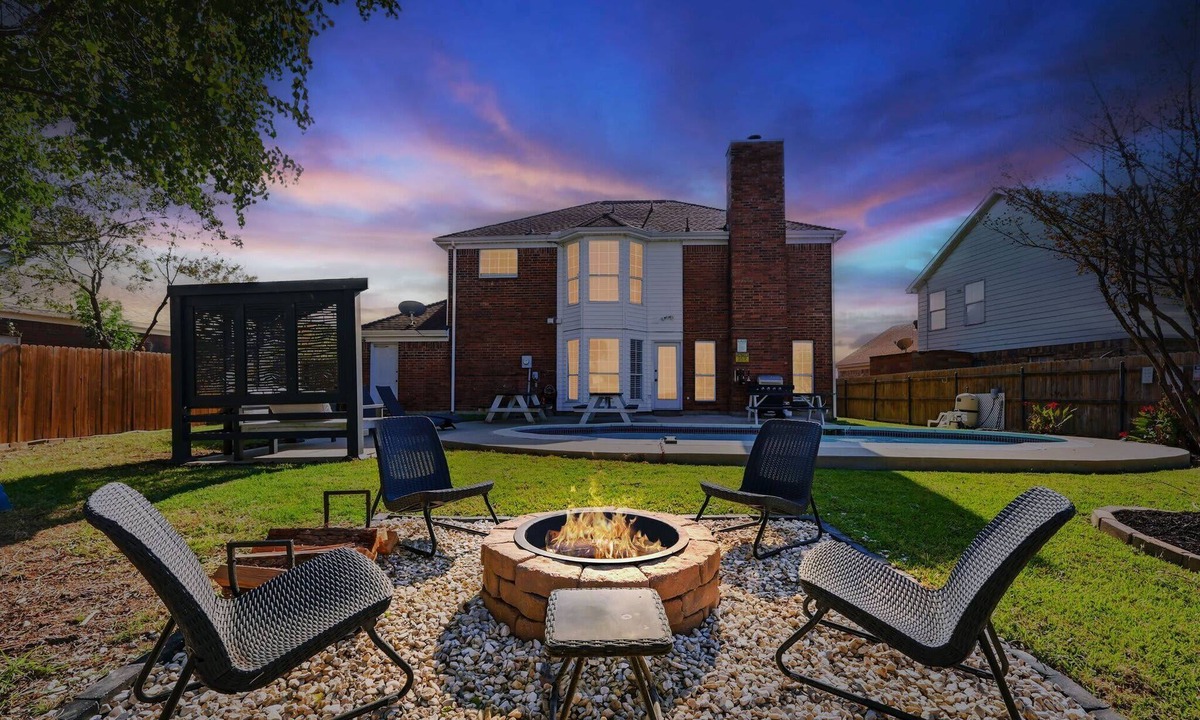 Dallas House | 5BD/2.5BA Luxury Modern Vibes | Pool & Playground