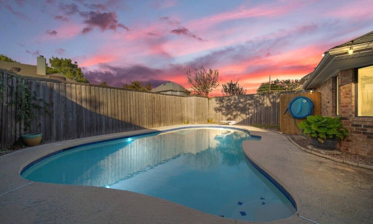 Richardson House | 5BD/3BA Bright & Cheerful + Backyard Pool Retreat