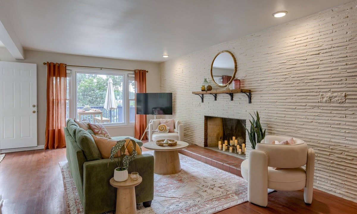 Westside House | 5BD Charming Home - Pool Table & Backyard