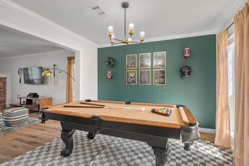 Southern Plantation House | 5BD Texas Charm - Play Ball Theme & Backyard