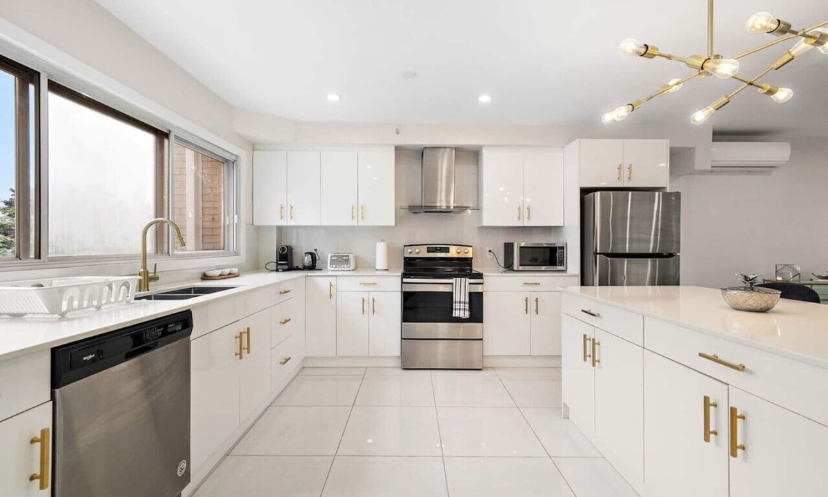Cote-Saint-Luc Apartment | 5bdr Luxurious Apartment|2 Bathrooms | Sleeps 10