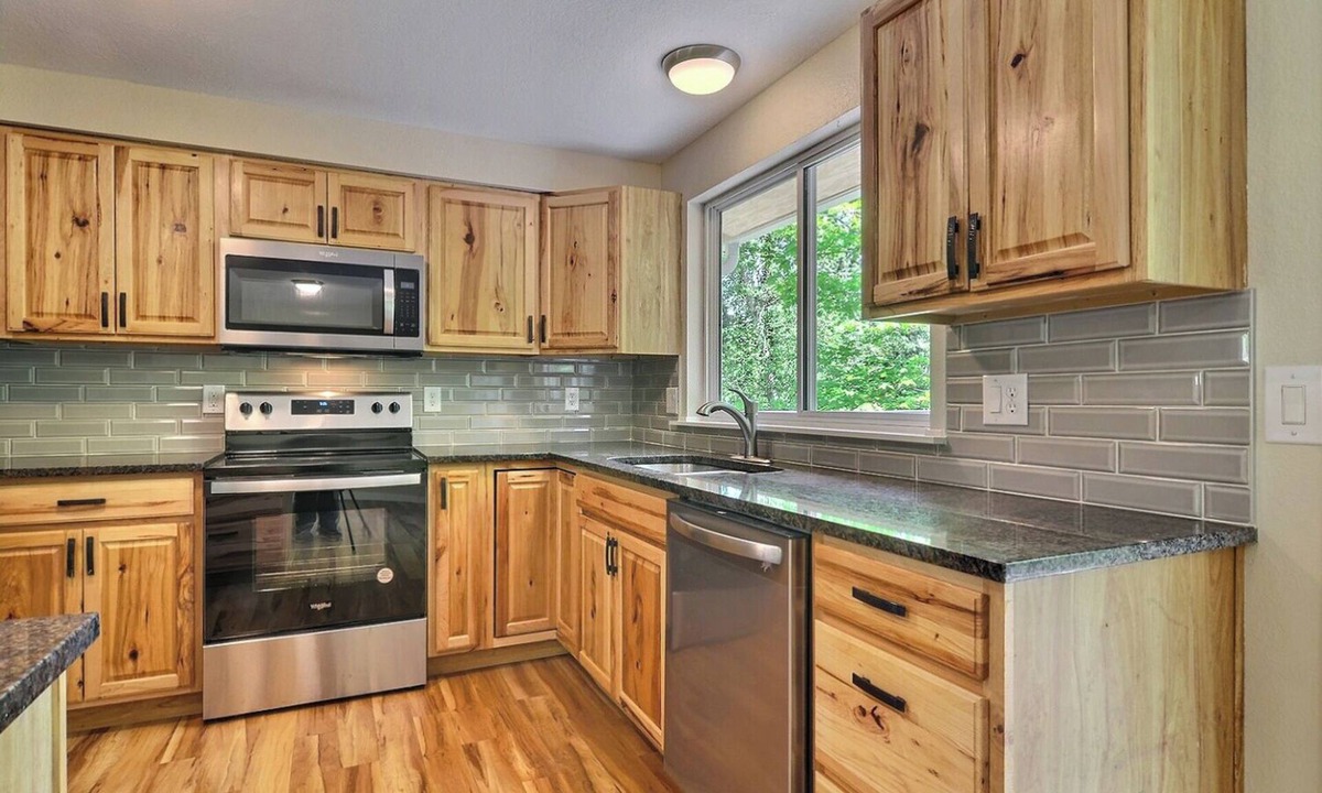 Parkwood House | 5BR 2BA Entire Home 2 Blocks Away From Golf Course