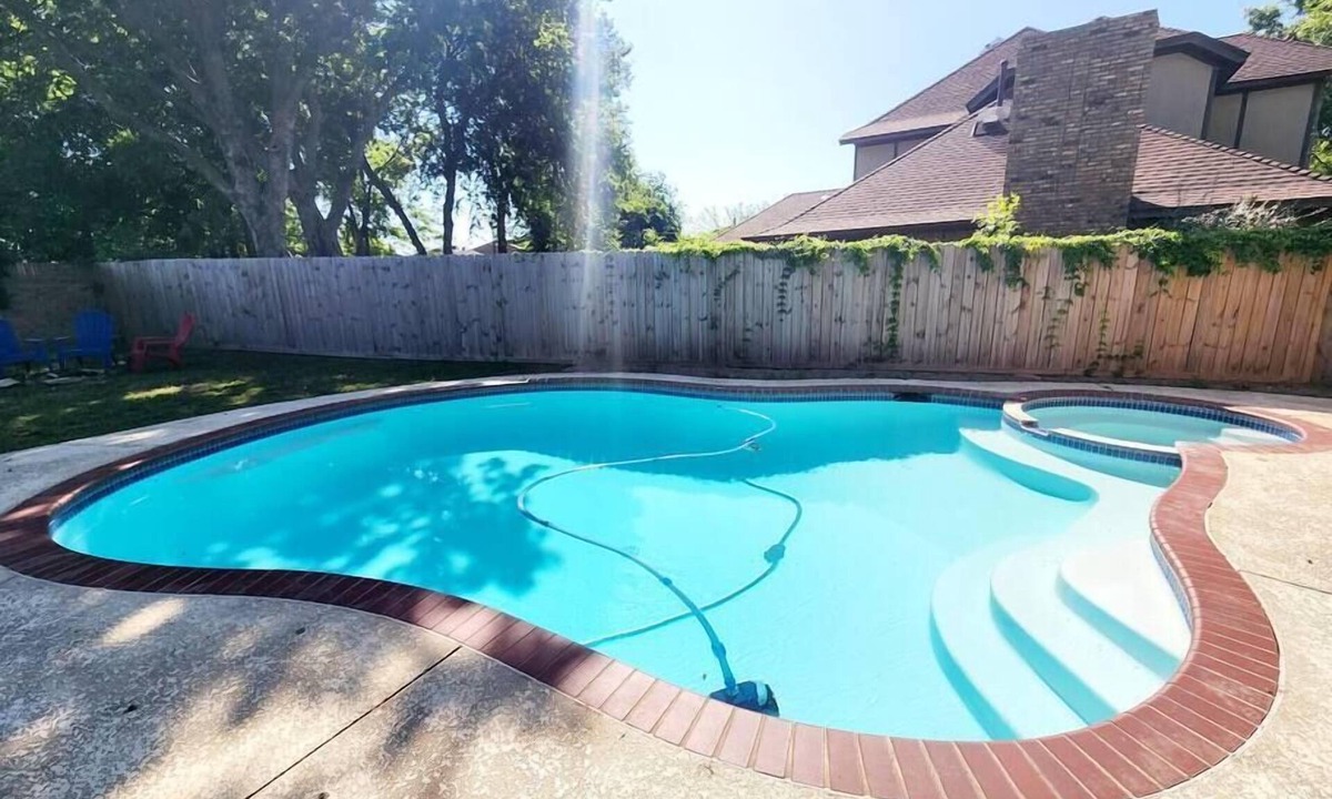 McKinney House | 5BR 3.5BA Pool House – Comfortably Sleeps 15