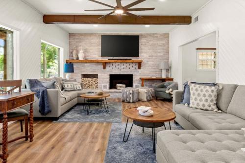 McQueeney House | 5BR 3.5BA Waterfront Boat, Dock and Kayaks, Lake McQueeney by Austin Vacay