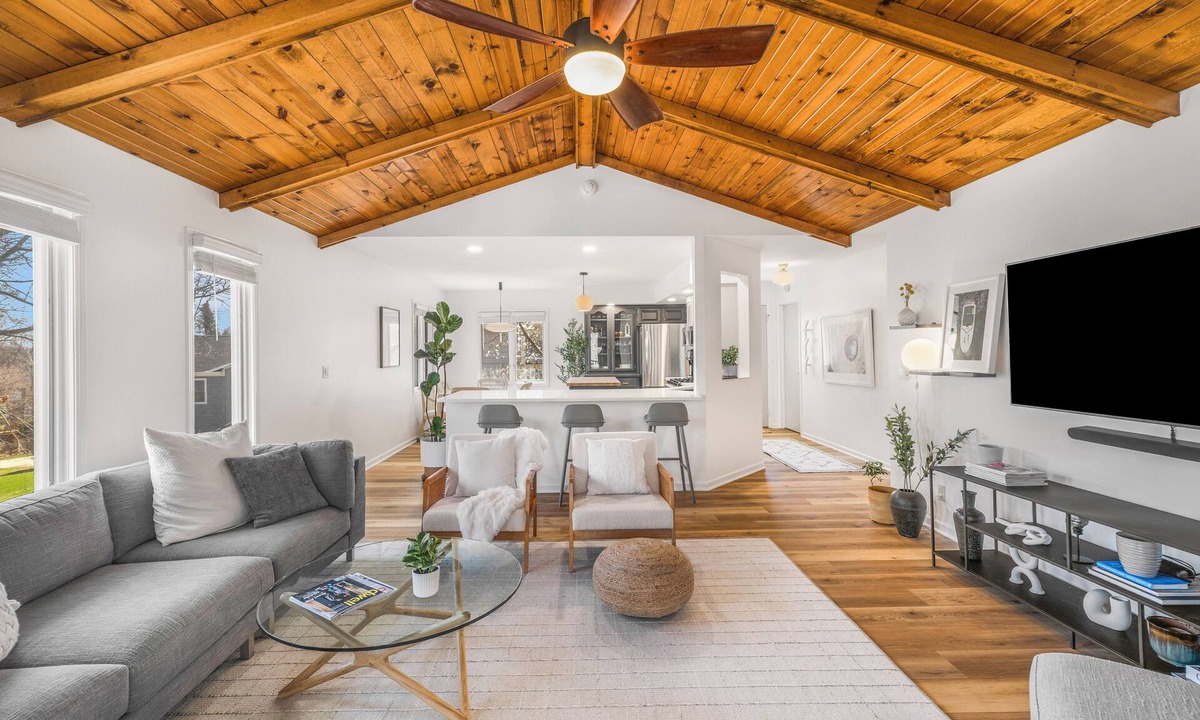 Delavan Lake House | 5BR/3BA Modern Lakeside Screened In Porch Fire Pit