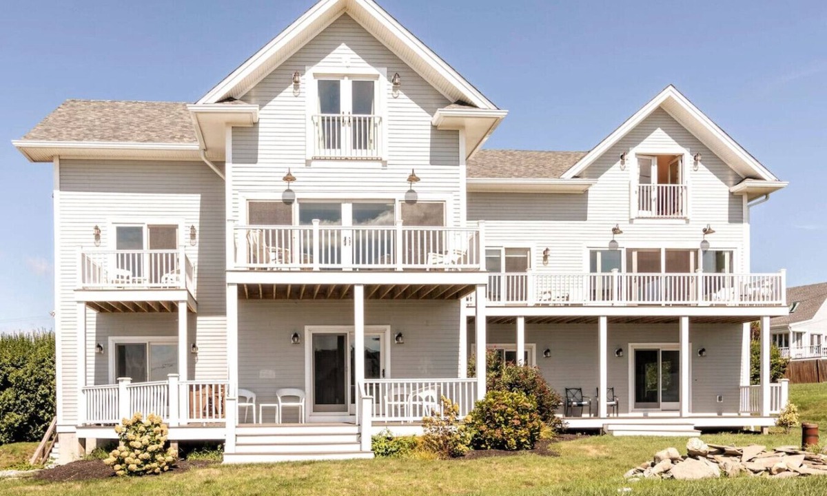 Newport Villa | 5BR/5BA Beachside Newport Home Steps to Beach!