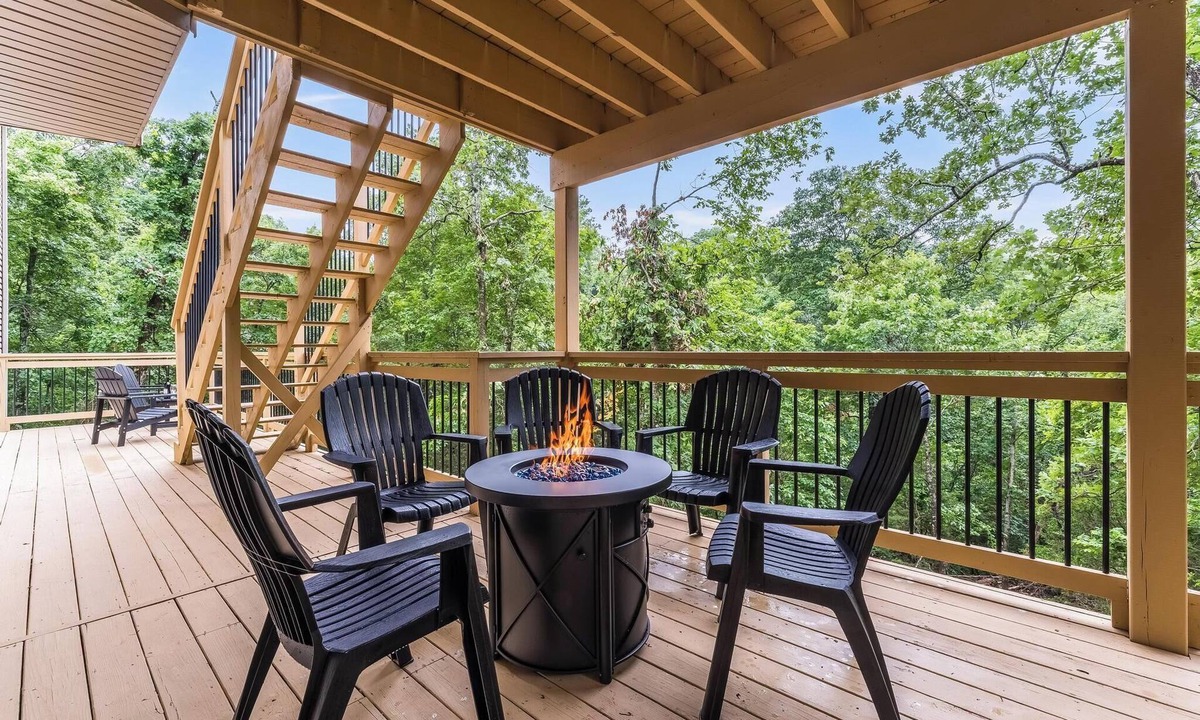Bella Vista House | 5BR Bentonville Area Retreat | Sleeps 14 | 3 King Beds | GameRoom & Deck Firepit