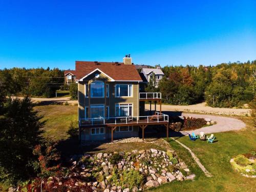 Petite-Riviere-Saint-Francois Ski Chalet | 5BR - 3BA - Panoramic View - Spa, Fireplace, Billiards