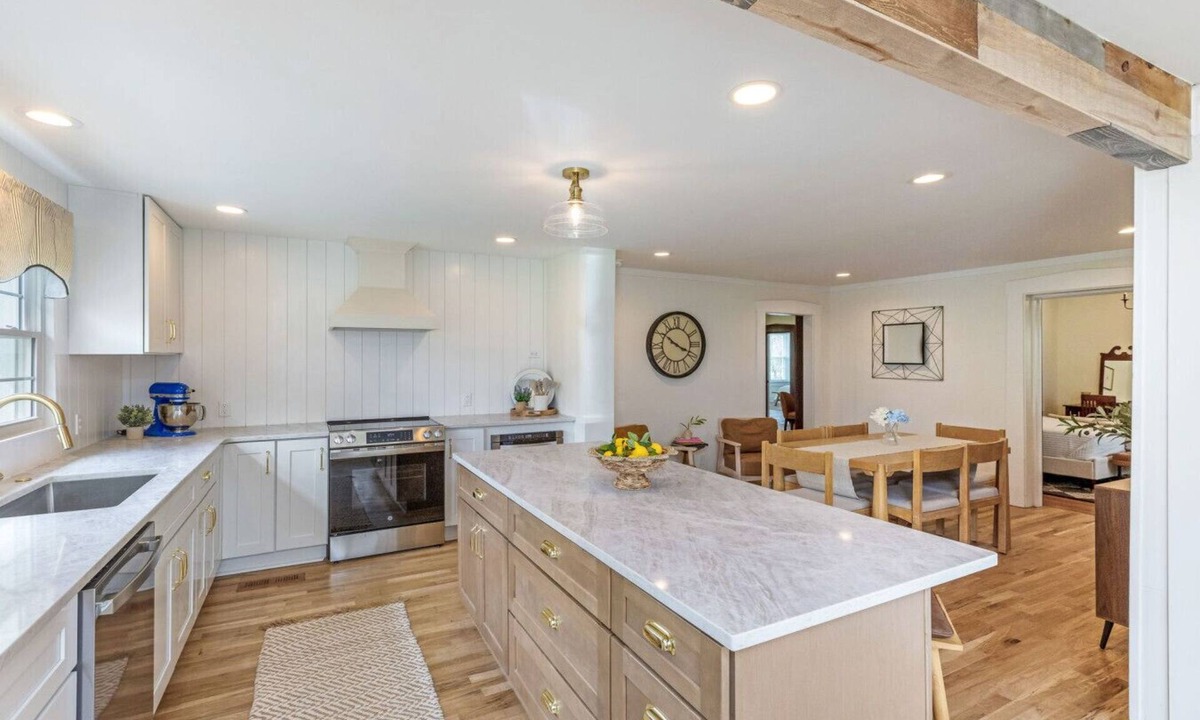 Lewis Center House | 5BR Historic Retreat on 3 Acres | Near Polaris