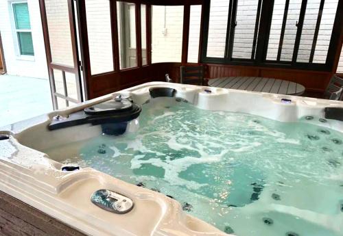 Central Oklahoma City House | 5BR Home 3 mins Wiley Post, Sleeps 12