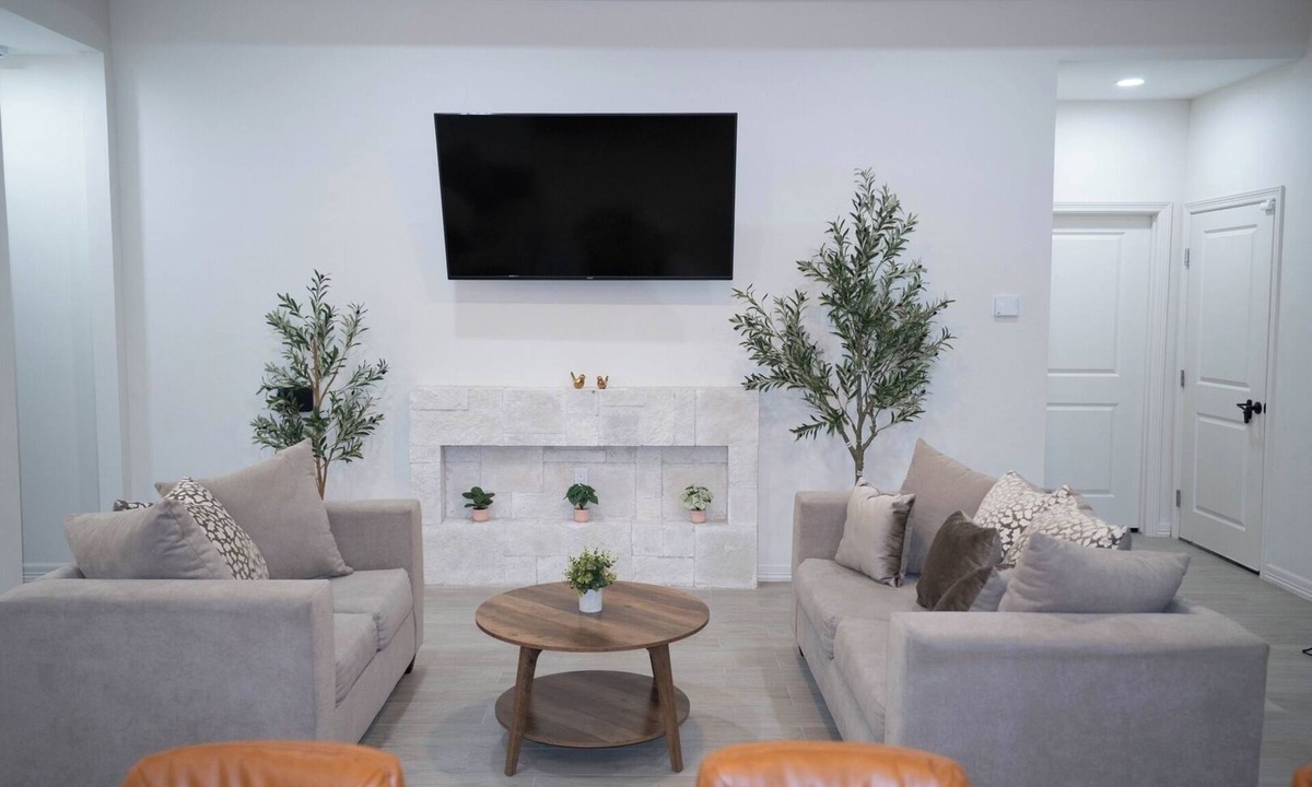 Brownsville House | 5BR Home Backyard + BBQ/Sleeps 10