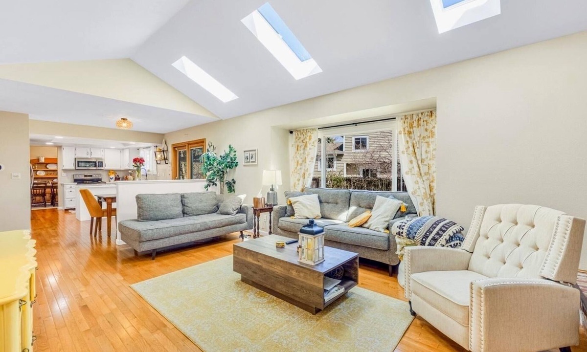 Centennial House | 5BR Home for Groups, Large Dining Table, SE Denver