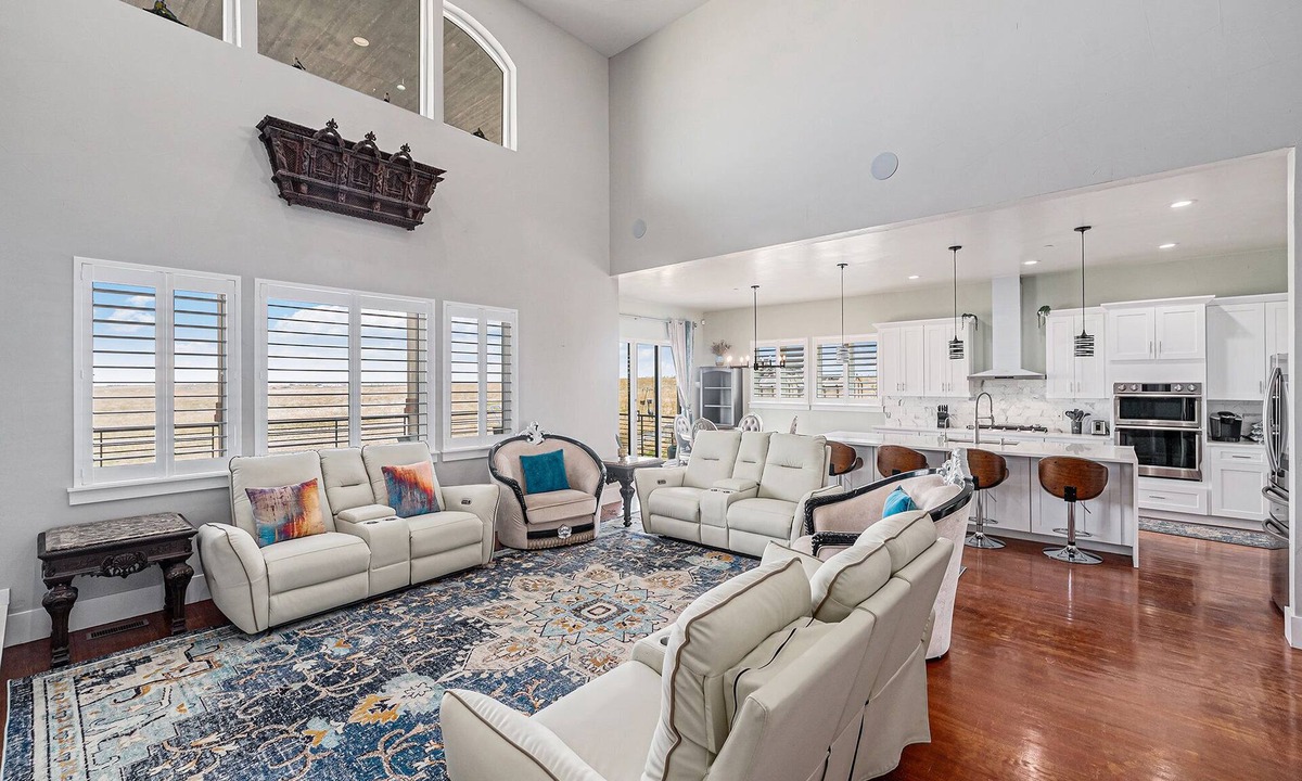 Hudson Villa | 5BR King’s Retreat Grand Villa w/Patio + Views