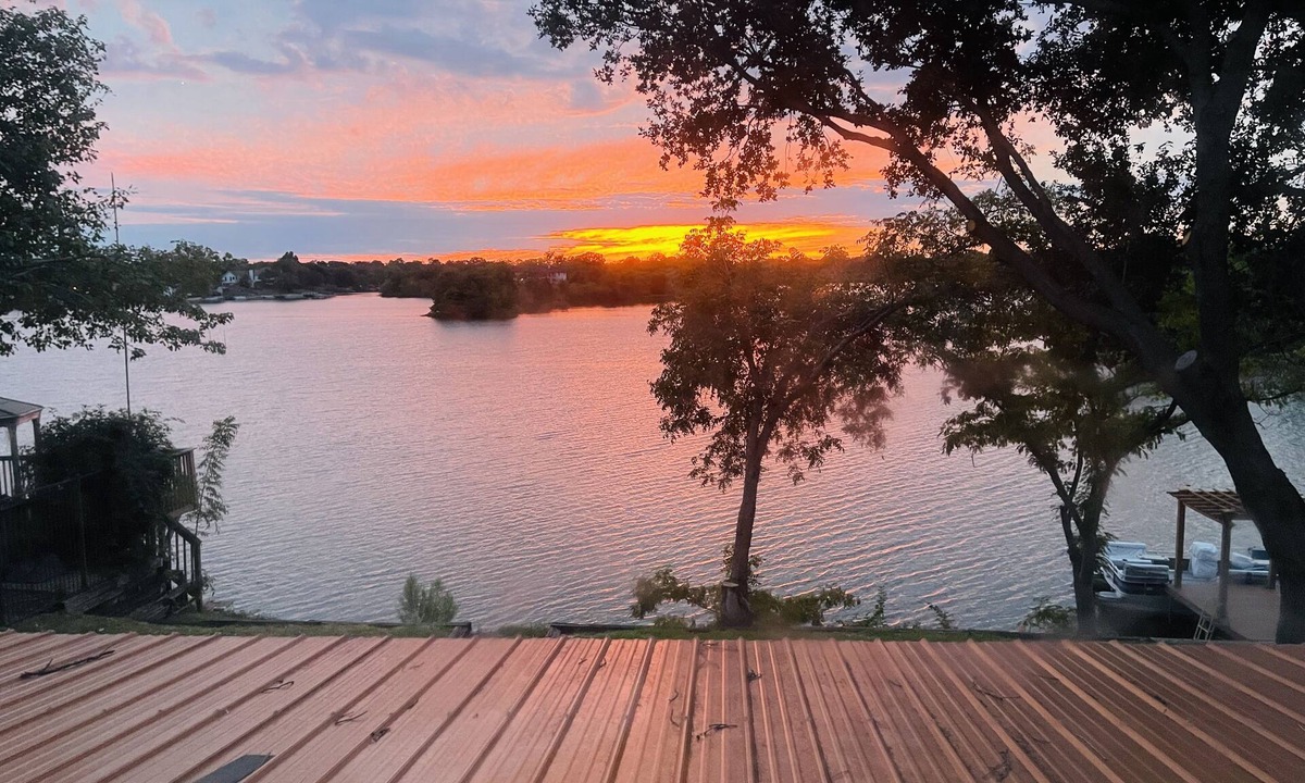 Irving House | 5BR Lakefront Retreat! Sleeps 10! Best Lake Views at Irving Lake