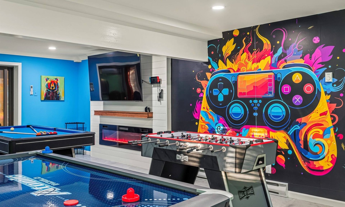 East Stroudsburg House | 5BR Natural Retreat w/Gameroom+Movie Theater+Hot Tub+Sauna