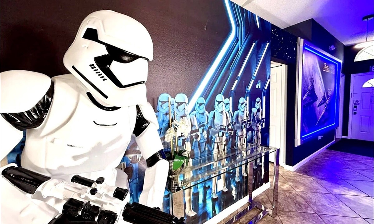 Clear Creek House | 5BR Near Disney | Star Wars Theater, Arcade Games, Poolside Cinema, 3 King Villa