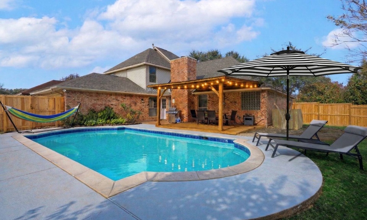 DeSoto House | 5BR Pool Villa | Water Volleyball | Cinema | 20 mins from Dallas