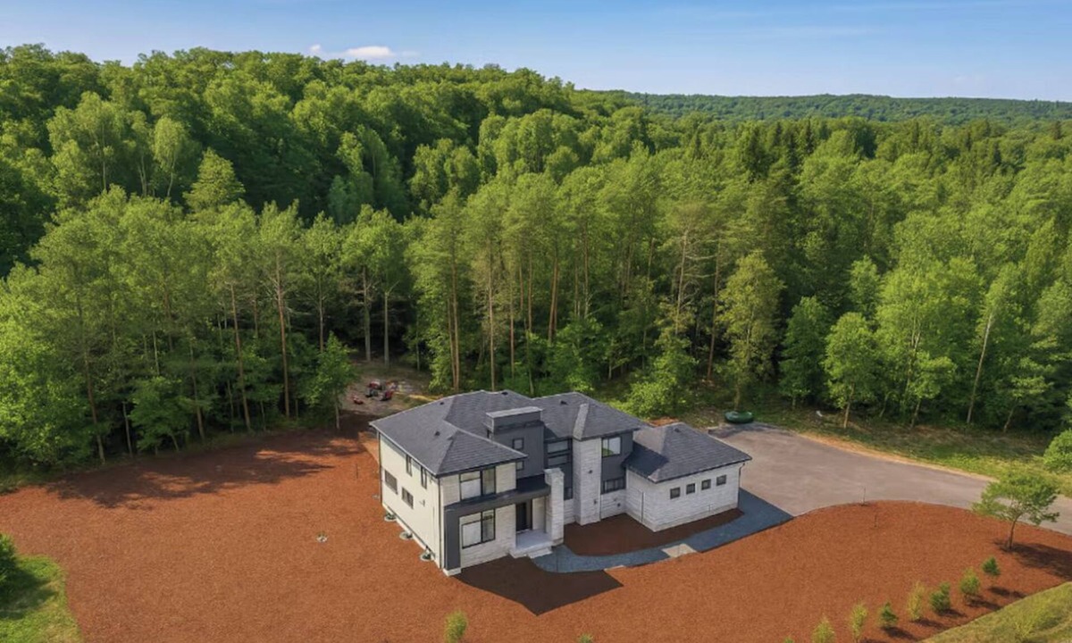 Dwight House | 5BR Private Forest | Sleep 10 | Hot Tub+EV Charger