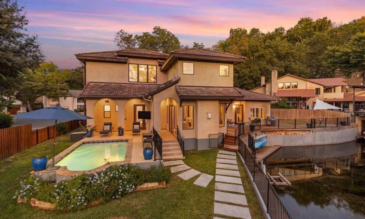 Rivercrest House | 5BR Sleeps 10 - Pool - Lake Austin Access