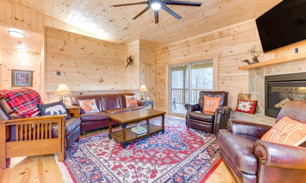Hartford House | 5BR Smoky Mtn Cabin w/Hot Tub | Sleeps 13