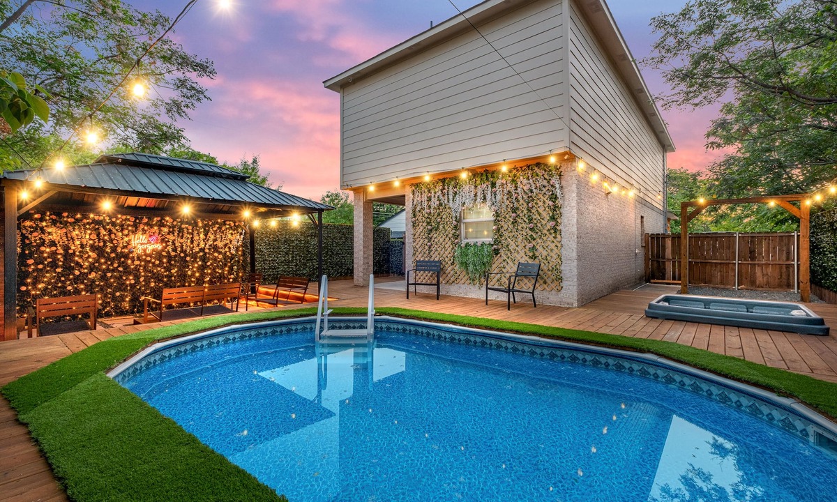 West Dallas House | 5BR Trinity Groves w/Pool & Jacuzzi