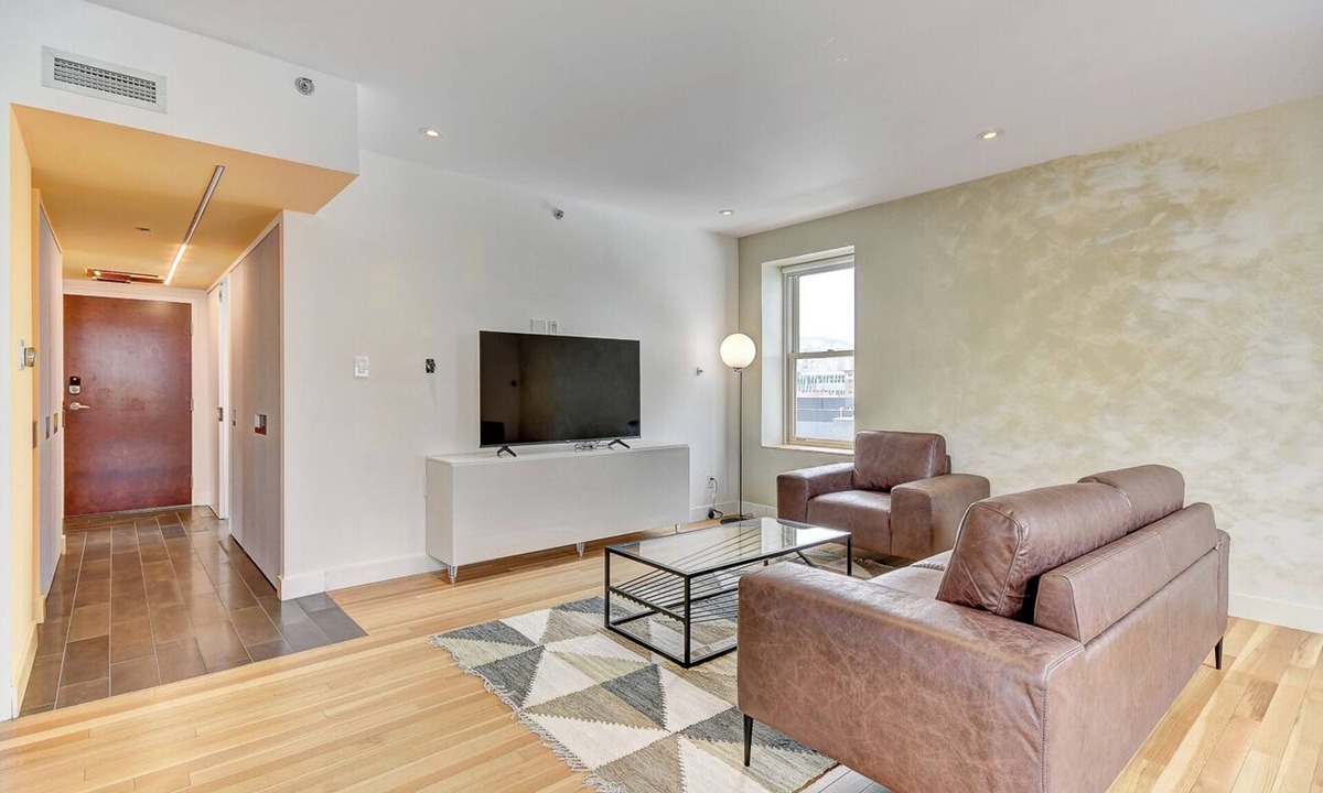 Quartier des Spectacles Apartment | 5mn place des arts, spacious top floor apartment with parking space