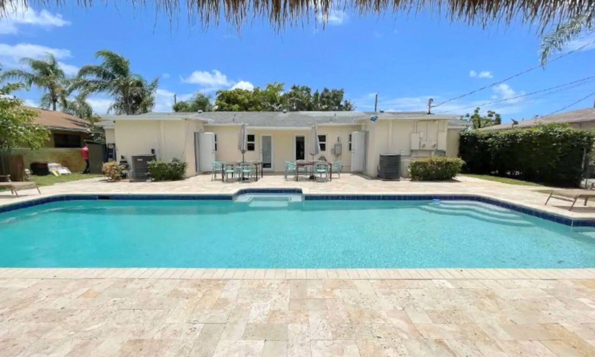 Royal Poinciana House | 6/6 for 12+ Big Heated Pool w/Tiki Bar-BBQ-Beach