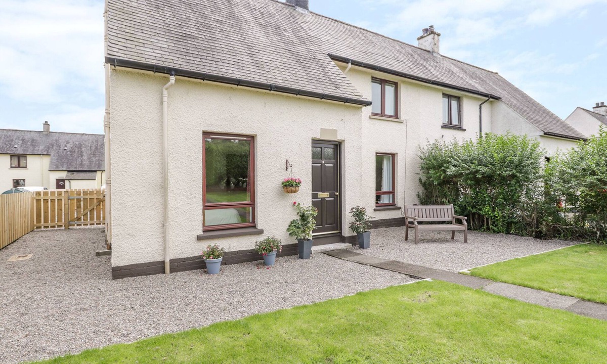 Spean Bridge Cottage | 6 AONACHAN GARDENS, pet friendly, with a garden in Spean Bridge