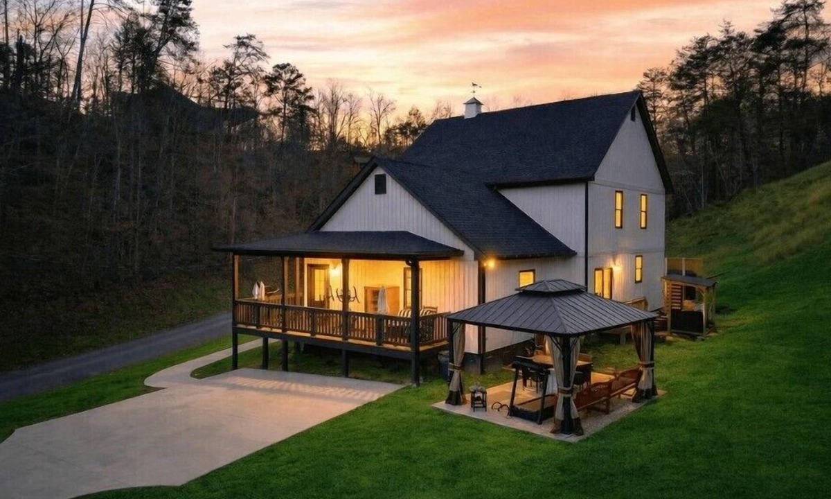 Pigeon Forge Cabin | 6 BD Next To Dollywood |Sleeps 22| Pool | Arcade |Sauna |Pet Friendly