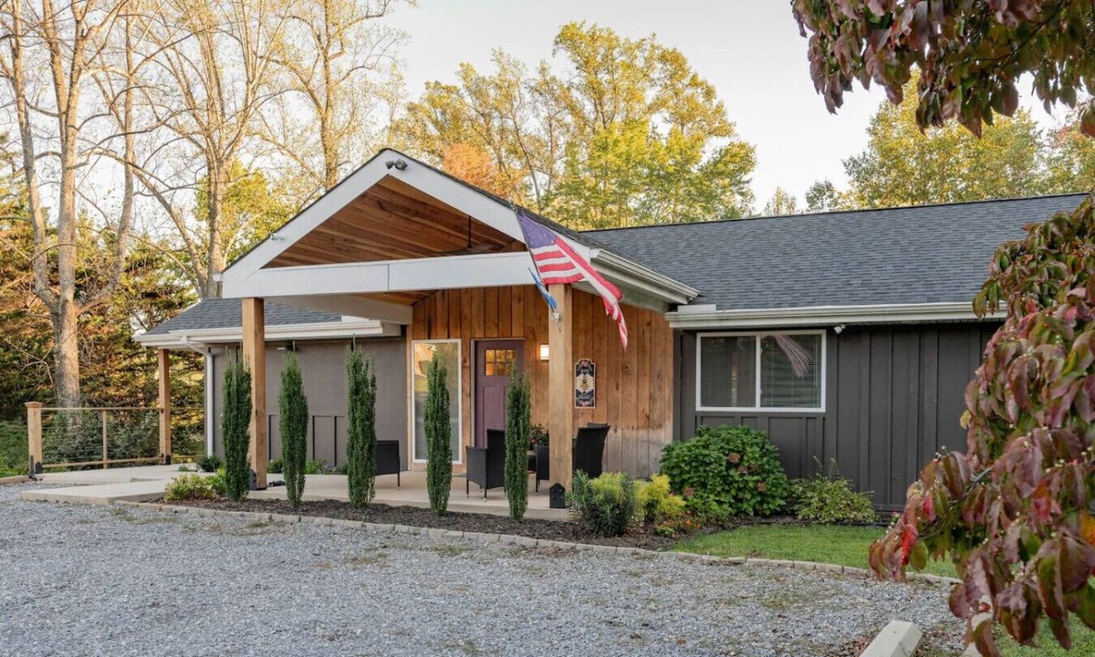 Lynchburg House | 6 BDR Escape | WALK to LU | Private Parking | 6TVs