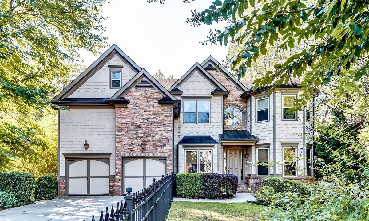 Ashford Park House | 6 BDRM, 5.5Bath Brookhaven home. Sleeps 12 with pool and Family friendly. Fenced