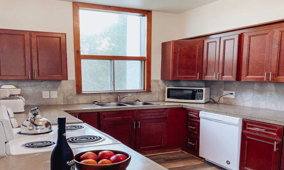 The Blue Mountains Ski Chalet | 6 bdrm Cottage@Blue Mountain,Private Beach Access,Hot Tub/Sauna/Petfriendly/BBQ