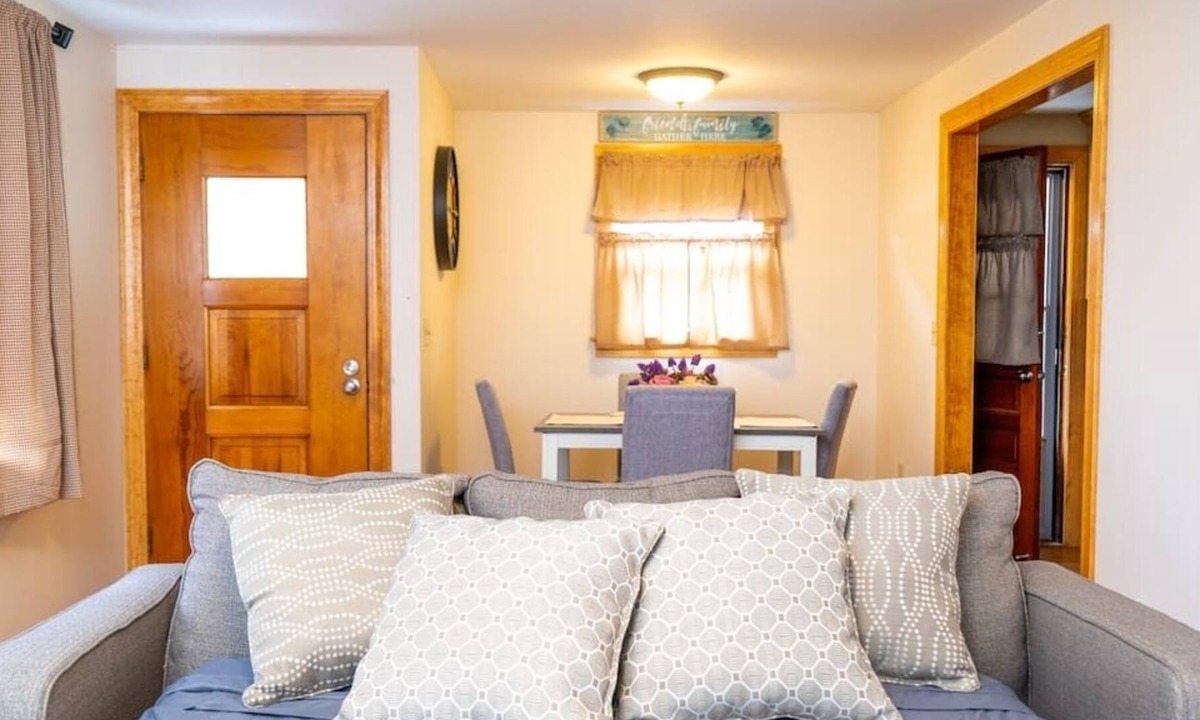 Bristol House | #6 * BEAUTIFUL* PET FRIENDLY HOME IN CENTRAL CT!*