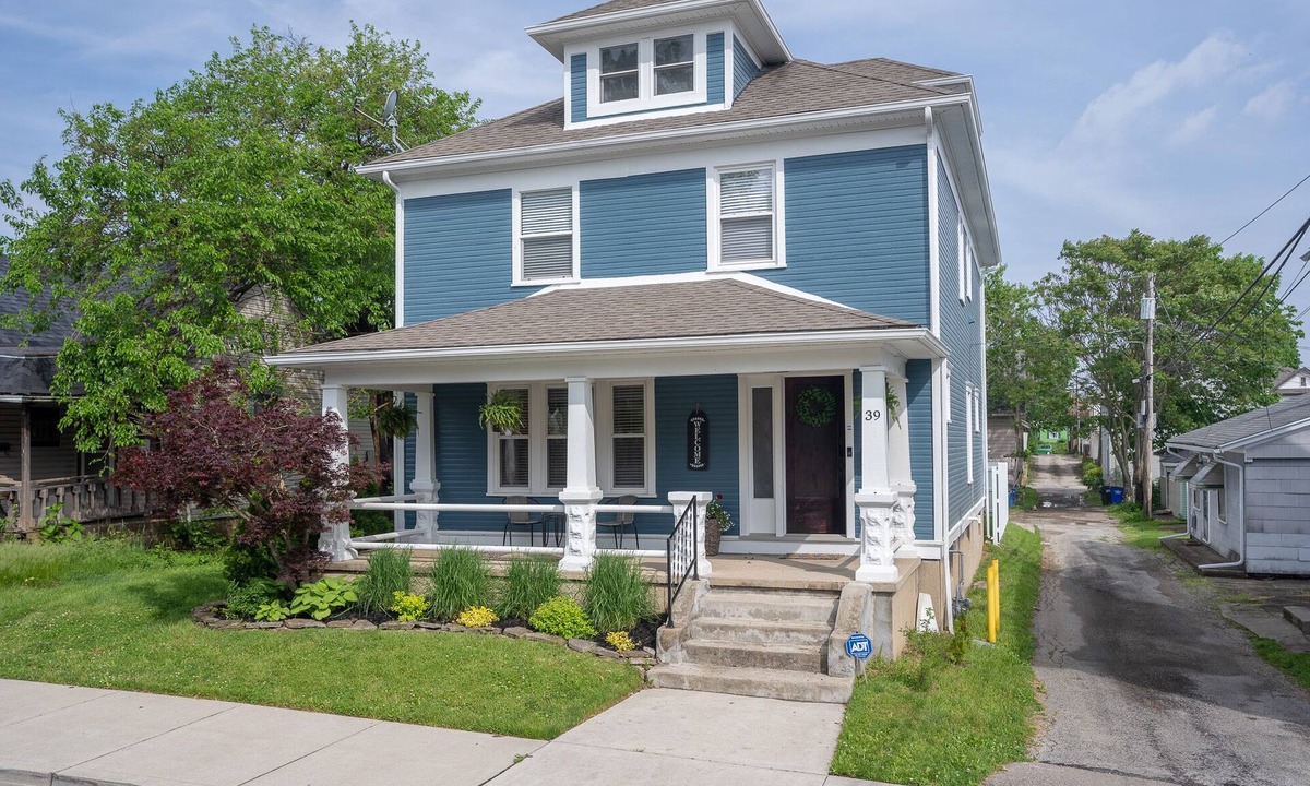 Dayton House | 6 Bed 2.5 Bath Next to UD Sleeps 14 PATIO