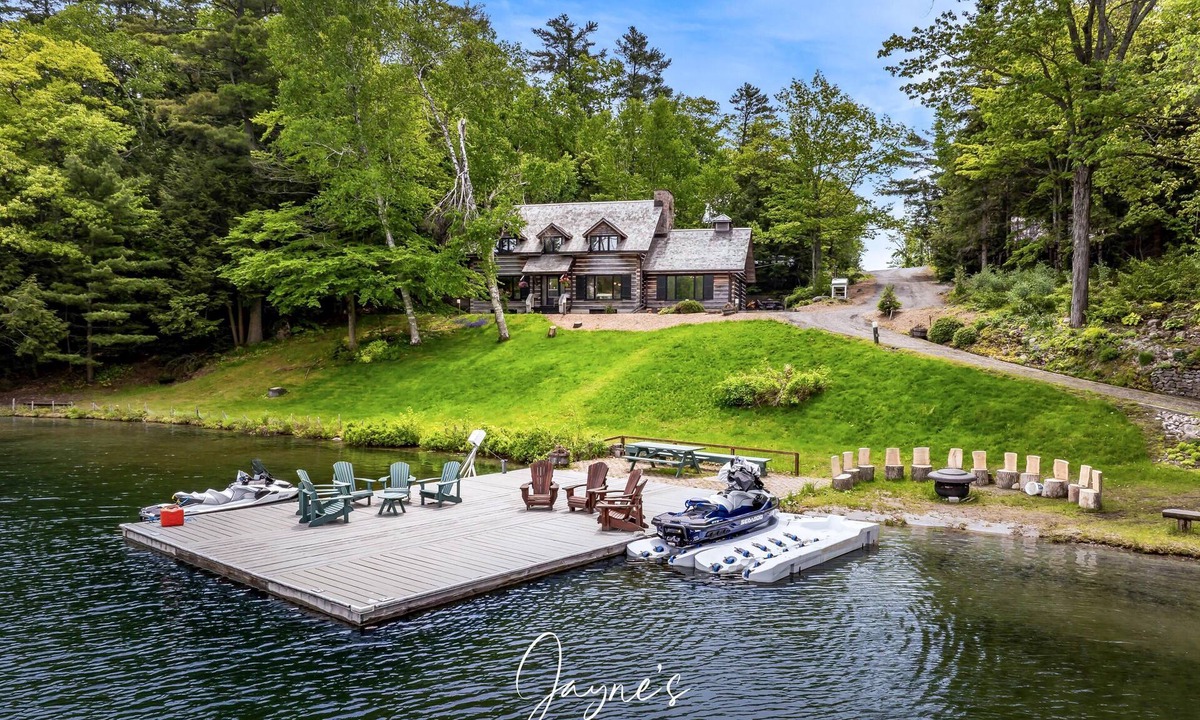 Seguin Cottage | 6 bed 3 bath cottage on Lake Joseph - sandy beach with all-day-sun!