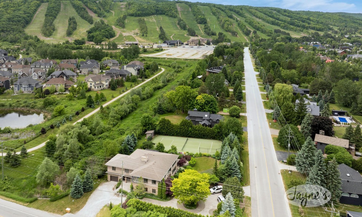 Craigleith Ski Chalet | 6 bed 4 bath Chalet with Tennis Court!