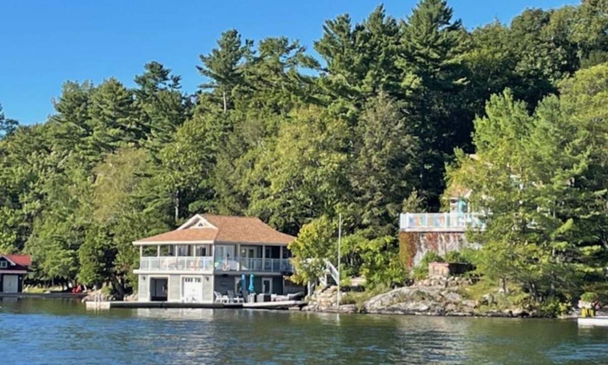 Muskoka Lakes Cottage | 6 bed 4 bath cottage on Lake Joseph