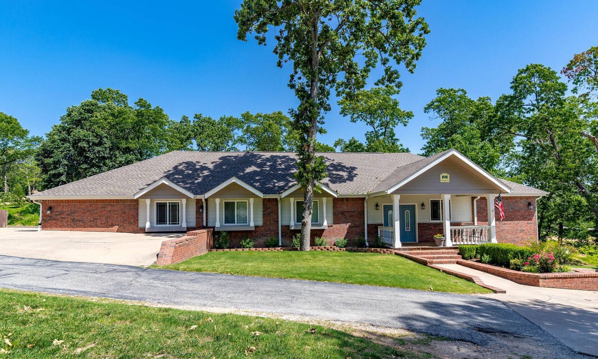 Grove House | 6 Bed/4 Bath Lake House with Access to Pool, Boat Slips and Boat Rental