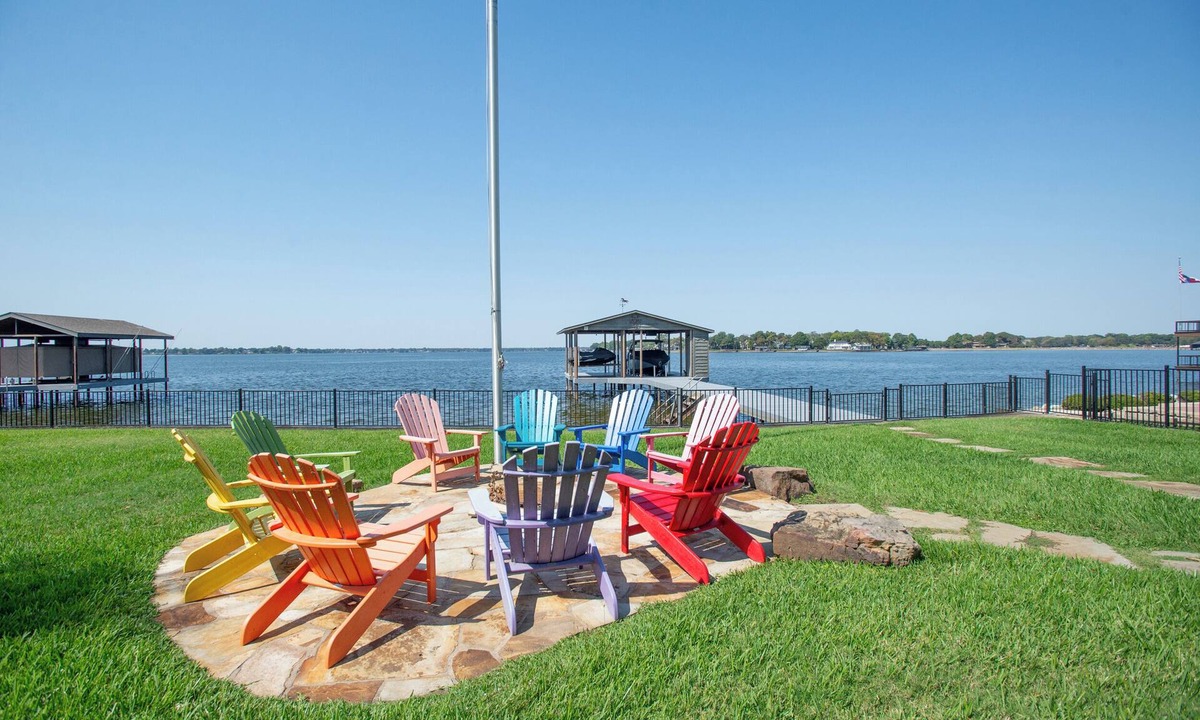 Enchanted Oaks House | 6 Bed 6 Bathroom!Stunning Oasis on the shores of Cedar Creek Lake