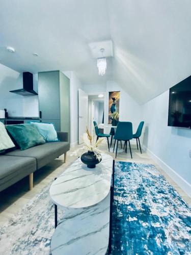 Dover Apartment | 6-Bed Coastal Flat, Walk to Castle & Parking