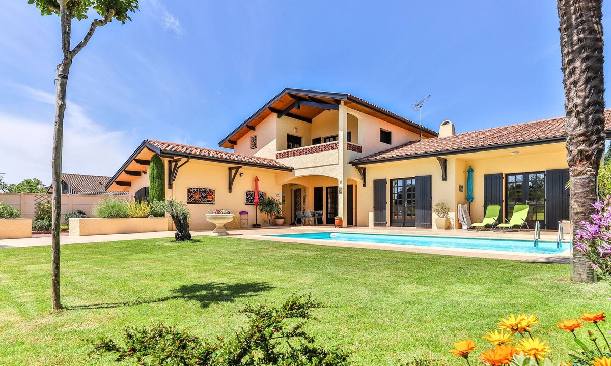 Sainte-Eulalie-en-Born Villa | 6 bedroom villa with private pool