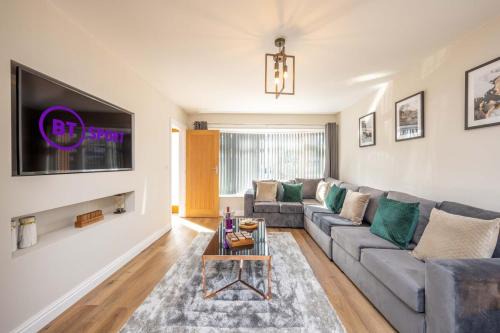 Seisdon House | 6 Bedroom, 2 Bathroom Modern, Spacious Home