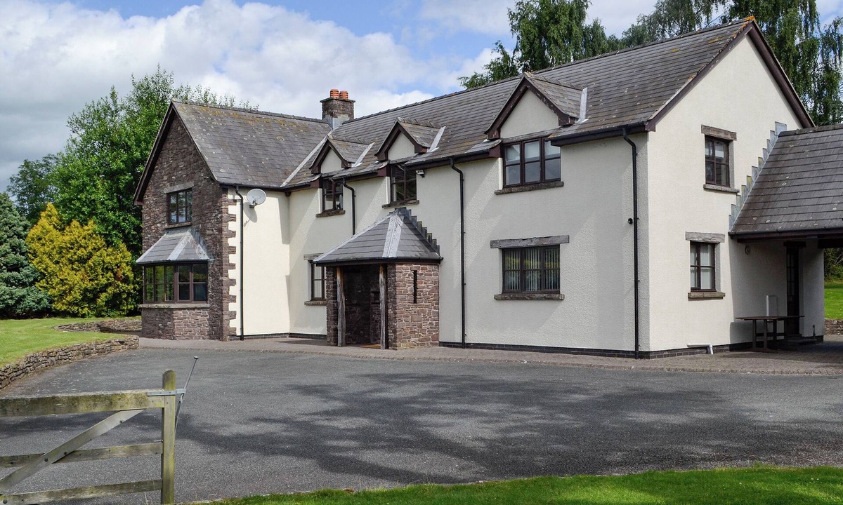 Llanfihangel Tal-y-llyn Cottage | 6 bedroom accommodation in Brecon