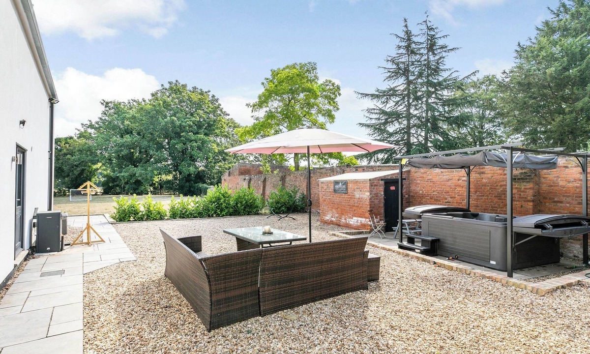 Sleaford Cottage | 6 bedroom accommodation in Howell
