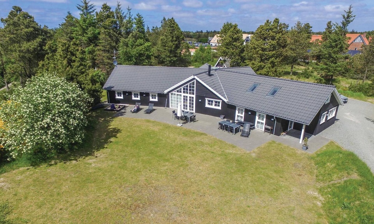 Blavand Strand House | 6 bedroom amazing home in Blåvand