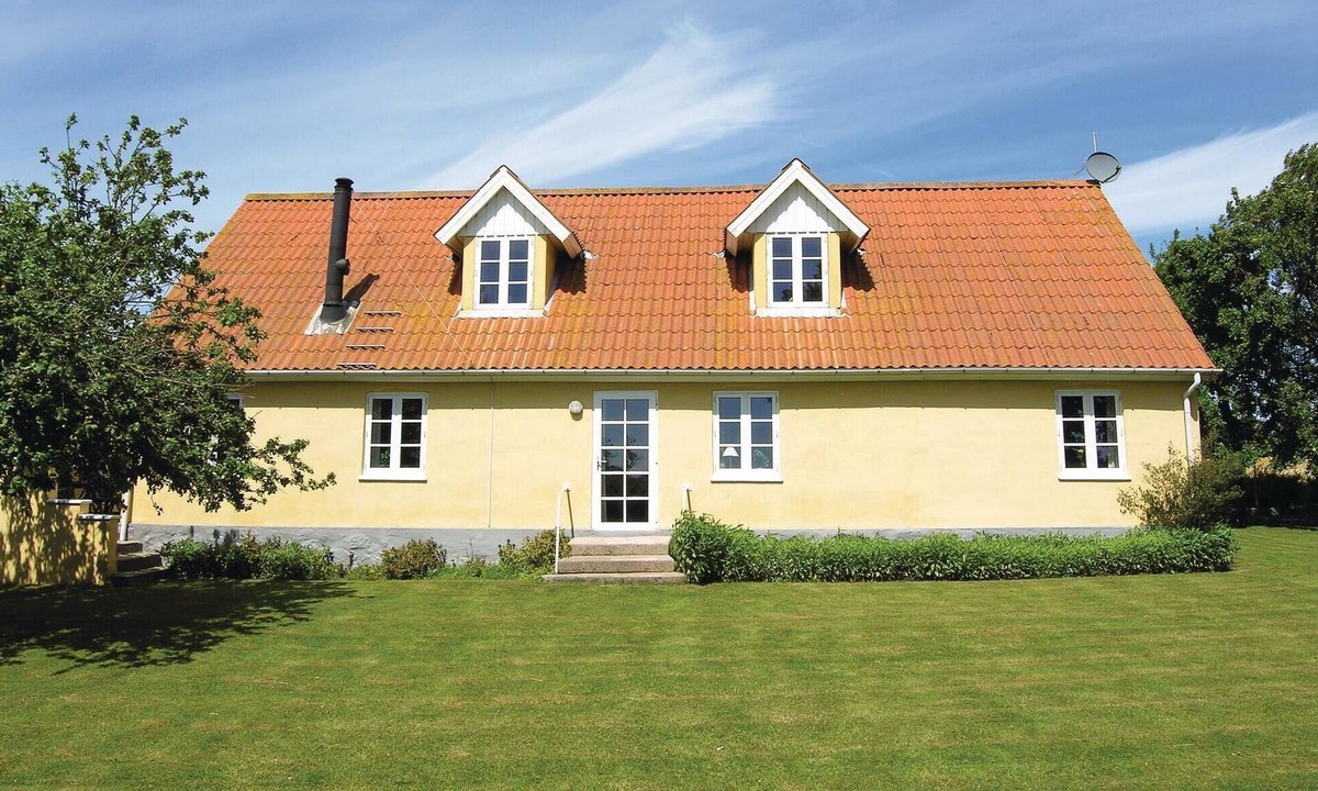 Ristinge House | 6 bedroom beach front home in Humble