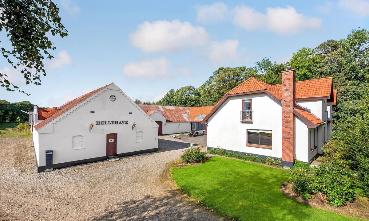 Kjellerup House | 6 bedroom beautiful home in Kjellerup