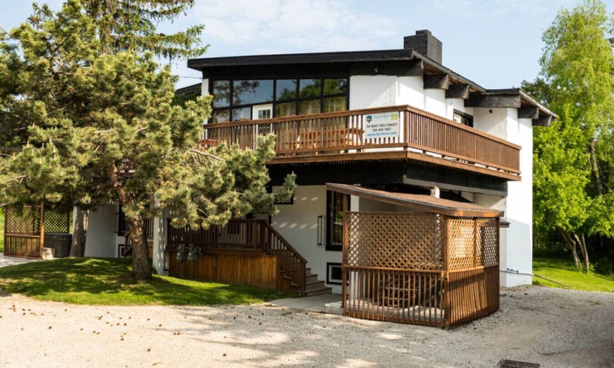 The Blue Mountains Cottage | 6 bedroom Chalet/Cottage with Hot Tub, Sauna, Ping Pong Table at Blue Mountain